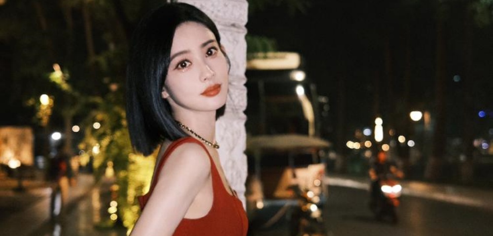 孟子义穿红色吊带裙少女感十足